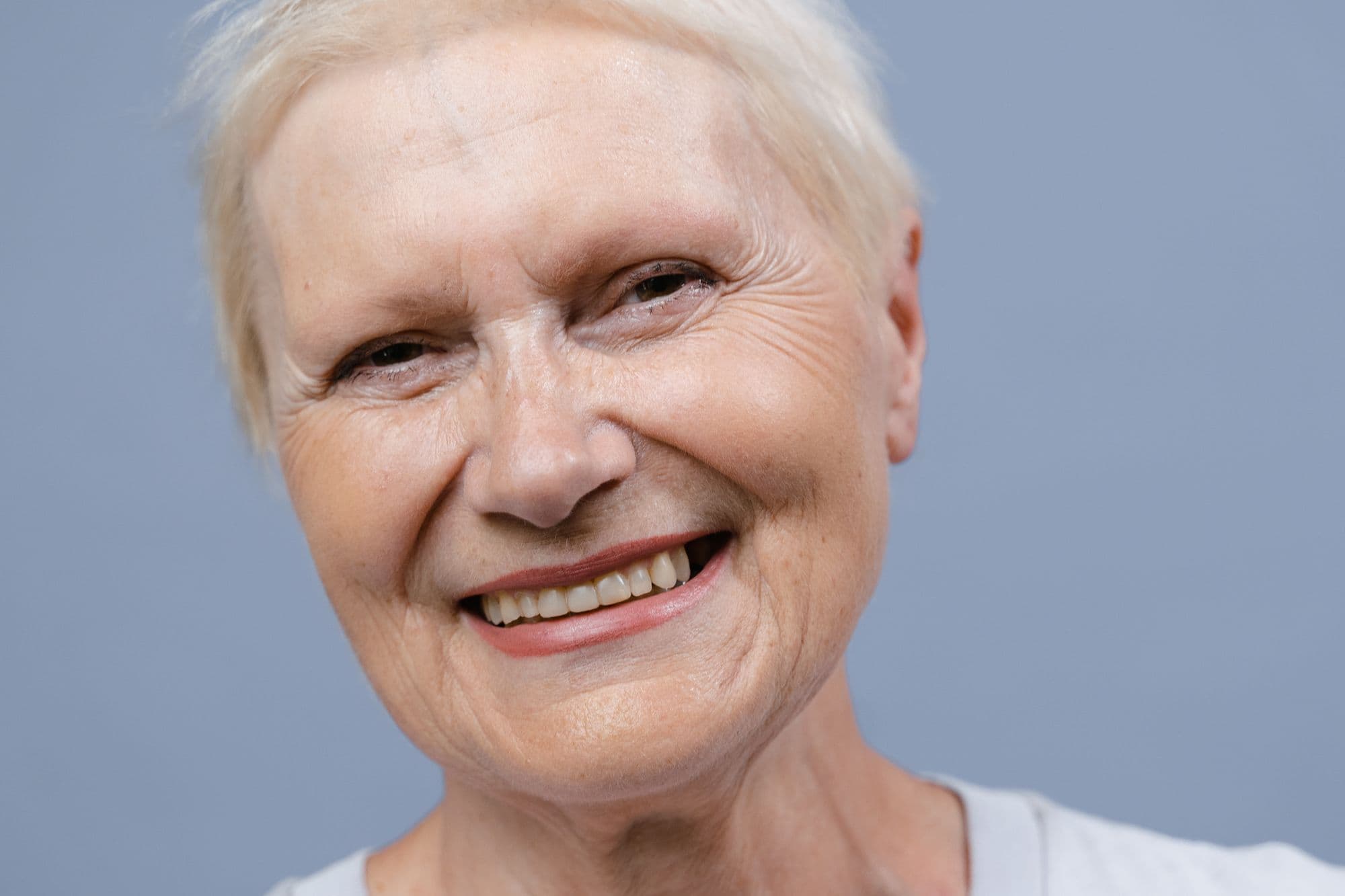 Femme d’âge mûr souriante, portrait rapproché