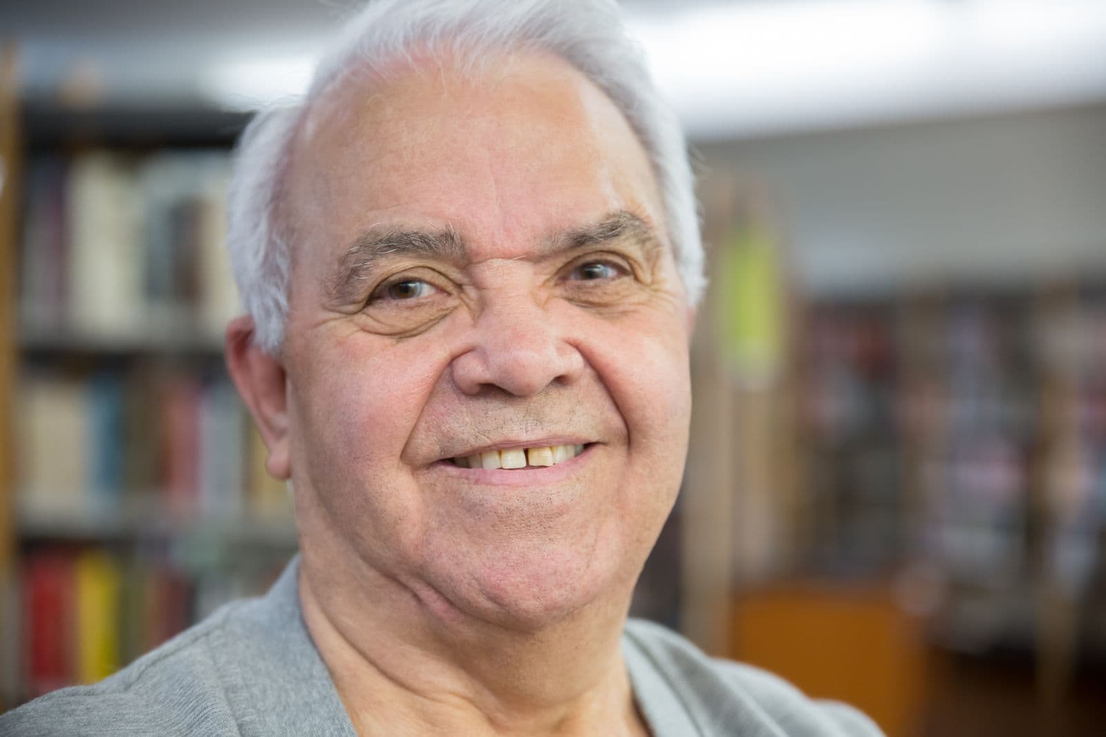 Homme d’âge mûr souriant, portrait à l’intérieur